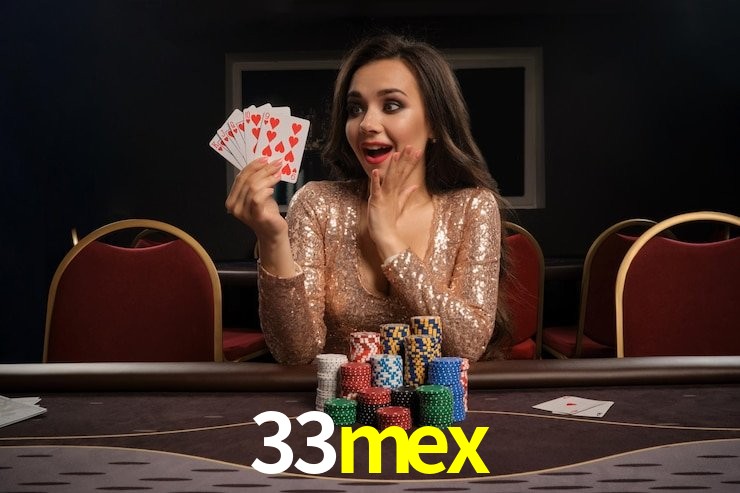 Escena dinámica inspirada en casino con iluminación 33mex, cartas, fichas e íconos de juegos digitales en un espacio moderno de juegos.